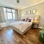 De Burgh Ground Floor With Free Parking Apartment *