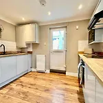 De Burgh Ground Floor With Free Parking York