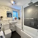 Apartment De Burgh Ground Floor With Free Parking *