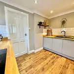 De Burgh Ground Floor With Free Parking *