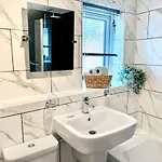 De Burgh Ground Floor With Free Parking Apartment