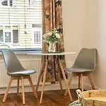 Apartment De Burgh Ground Floor With Free Parking *