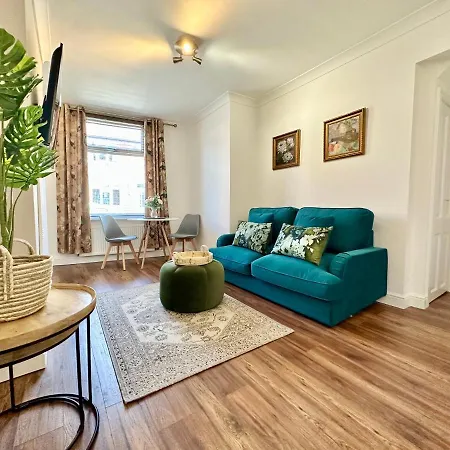 De Burgh Ground Floor With Free Parking