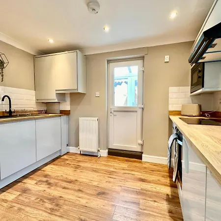 De Burgh Ground Floor With Free Parking York