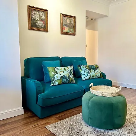 Apartment De Burgh Ground Floor With Free Parking
