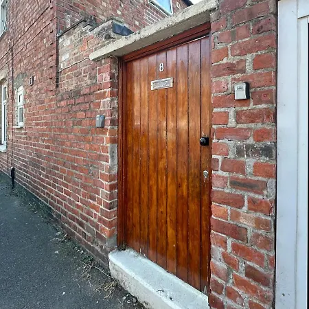 De Burgh Ground Floor With Free Parking