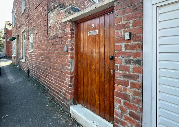 De Burgh Ground Floor With Free Parking