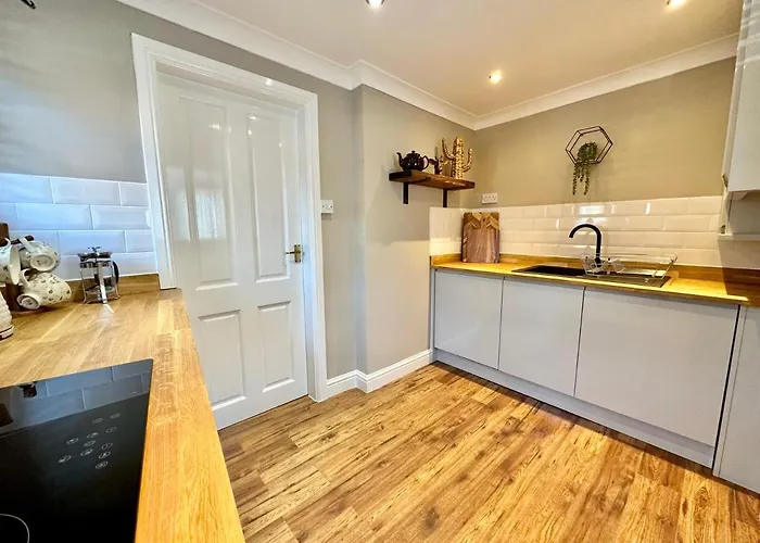 De Burgh Ground Floor With Free Parking *