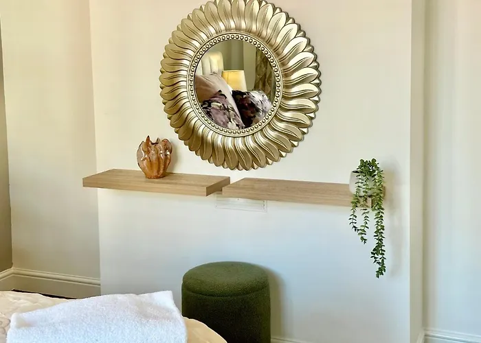 De Burgh Ground Floor With Free Parking