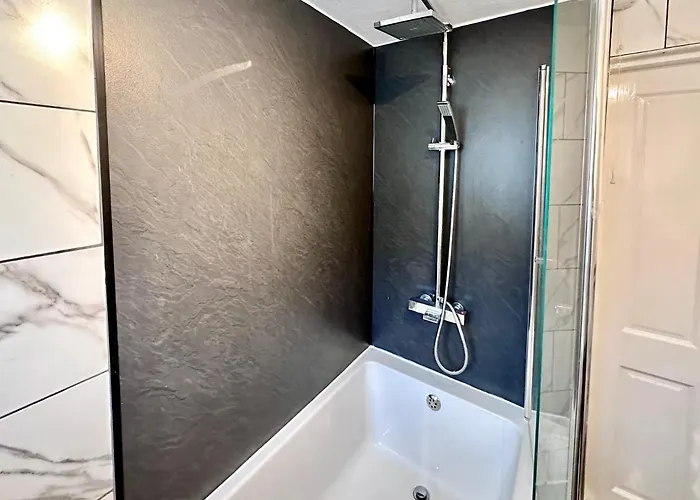 De Burgh Ground Floor With Free Parking