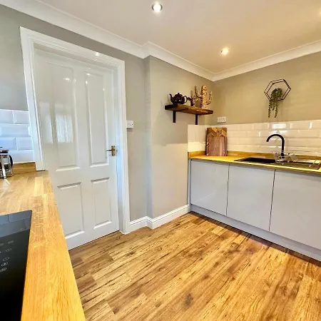 De Burgh Ground Floor With Free Parking *