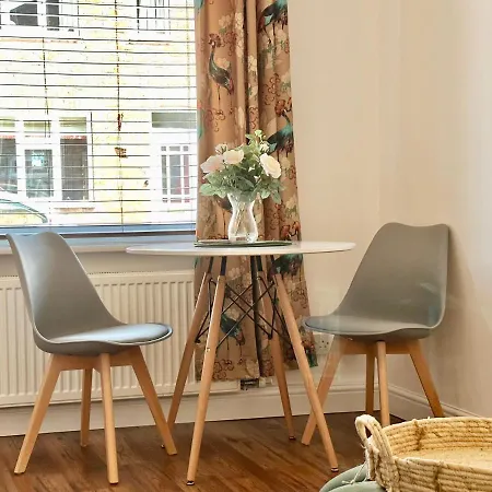 Apartment De Burgh Ground Floor With Free Parking *