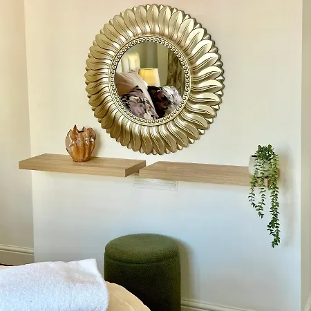 De Burgh Ground Floor With Free Parking