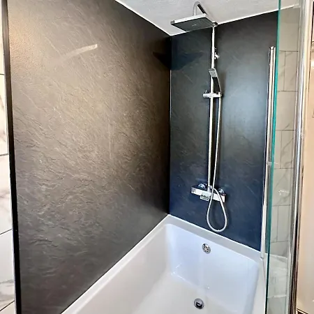 De Burgh Ground Floor With Free Parking